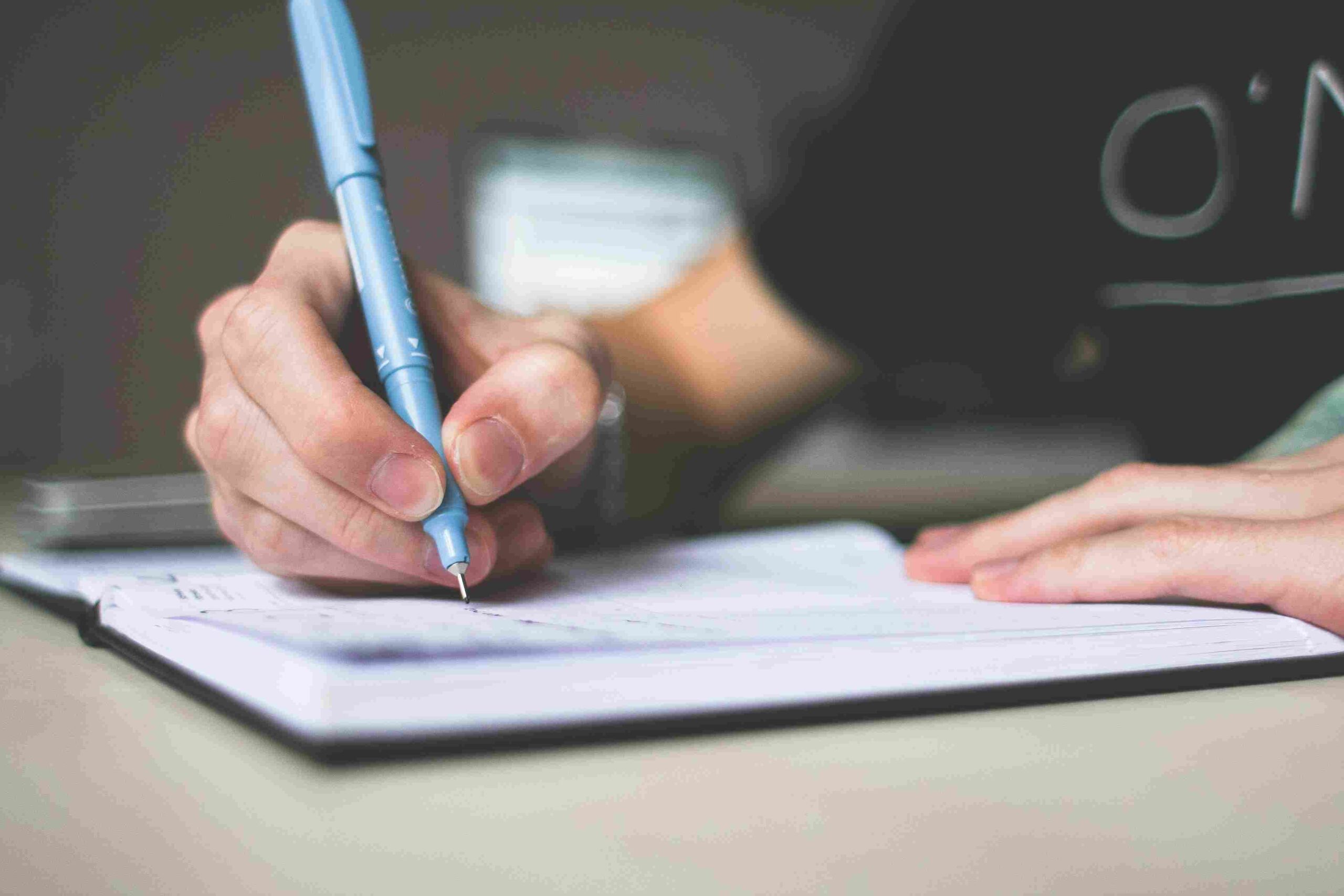Écrire un Essai d’Histoire : Guide Complet et Méthodologie