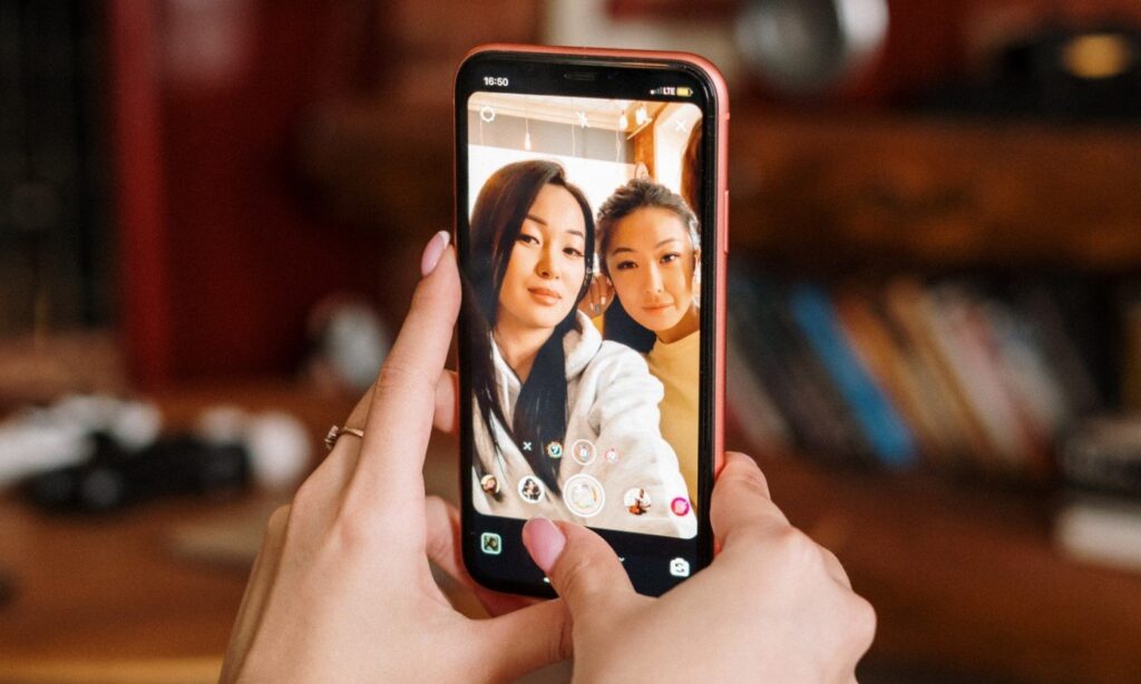 Comment zoomer en selfie sur Android et iPhone : 3 méthodes