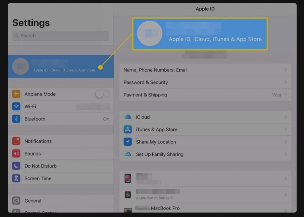 iPad avec l'écran Paramètres affiché.  Dans le volet de gauche, l'icône de l'utilisateur est mise en surbrillance et apparaît en haut.