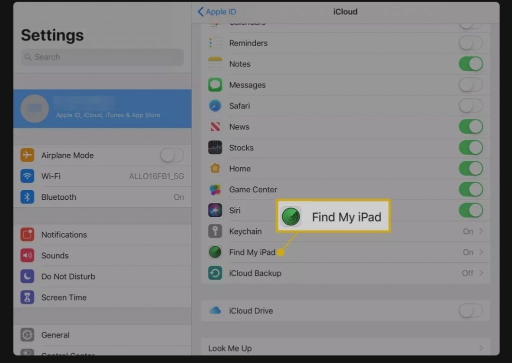 iPad affichant les options iCloud.  Localiser mon iPad est mis en surbrillance dans la liste des options.