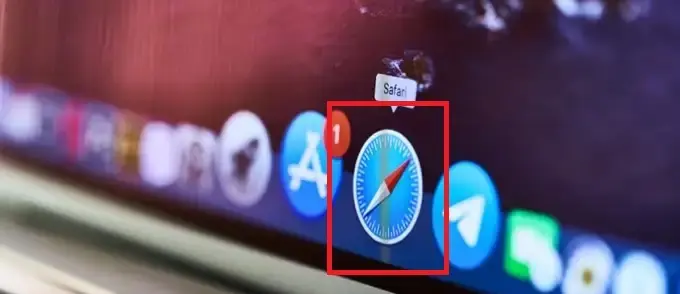 Dock sur macOS avec l'icône Safari en surbrillance.