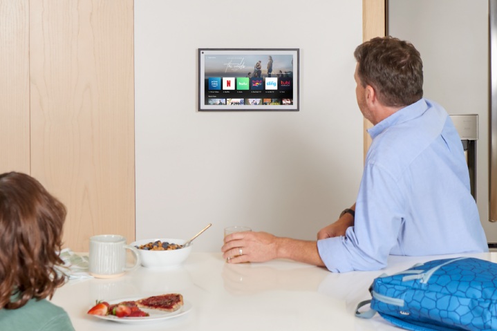 Amazon Echo Show 15 Smart Display sur un mur.