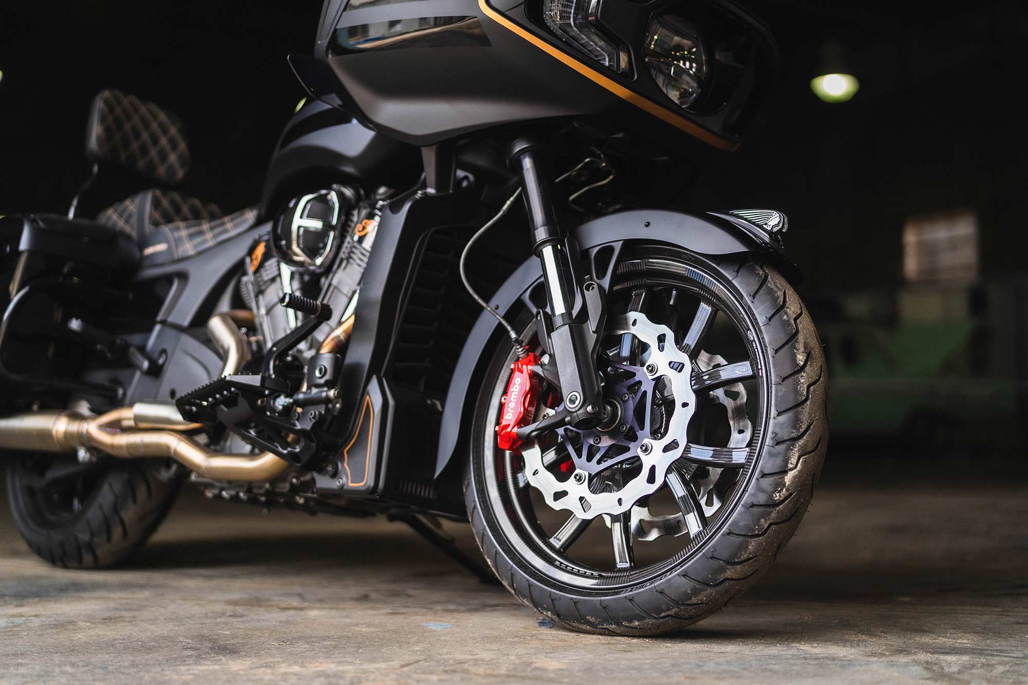 Les rotors ondulés Galfer, les étriers de frein Brembo et les roues en fibre de carbone s'adaptent tous à l'esthétique haute performance de la construction tout en améliorant les performances globales du vélo.