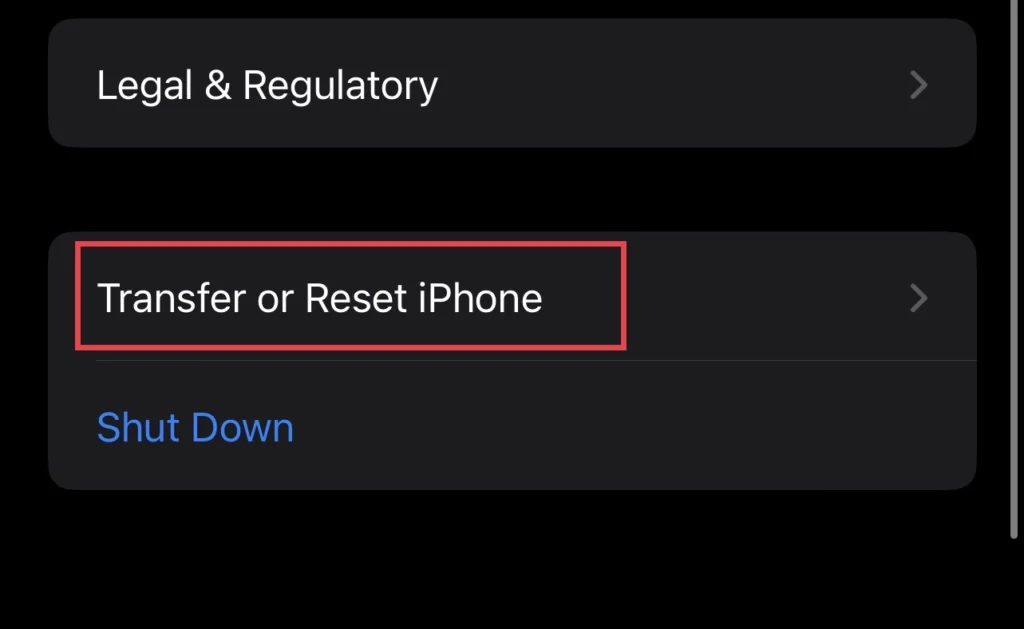 Après cela, choisissez le "Transférer ou réinitialiser l'iPhone" option.