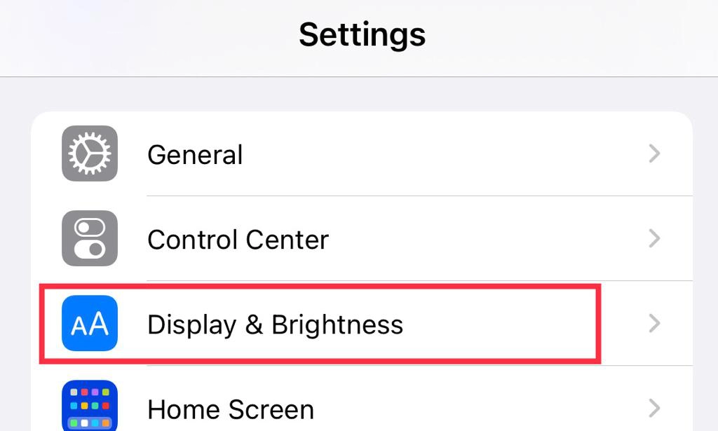 Sélectionnez le "Affichage et luminosité" option dans le menu des paramètres.