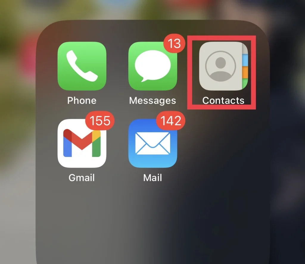 Aller à "Contact" application sur votre téléphone ios.