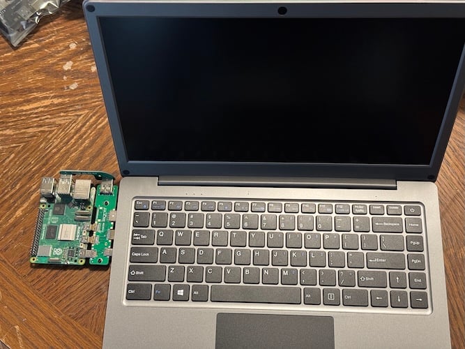 Elecrow CrowView Note déballé avec Raspberry Pi 5 branché Elecrow CrowView Note déballé avec Raspberry Pi 5 branché